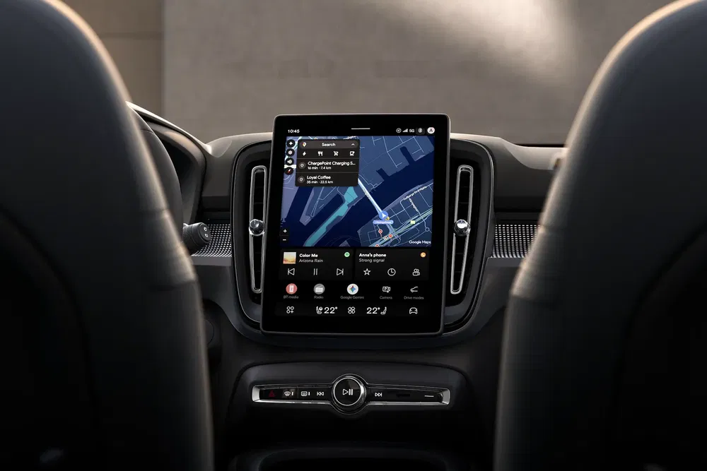 Intérieur d'une voiture Volvo avec grand écran tactile affichant la navigation GPS.
