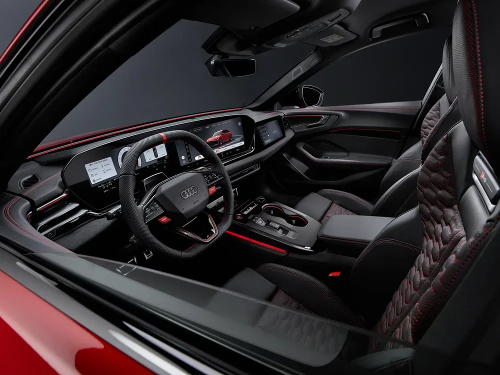 Luxe interieur van de Audi Q6 e-tron met leren stoelen en geavanceerd touchscreen.