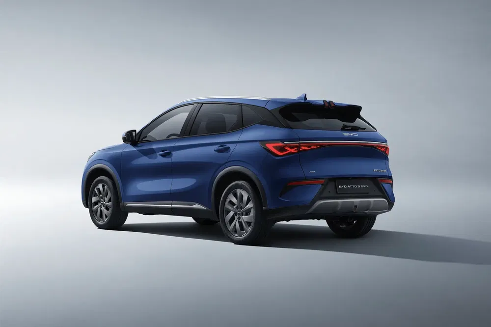 Blauwe BYD Atto 3 SUV, achteraanzicht, modern ontwerp en compacte elegantie.