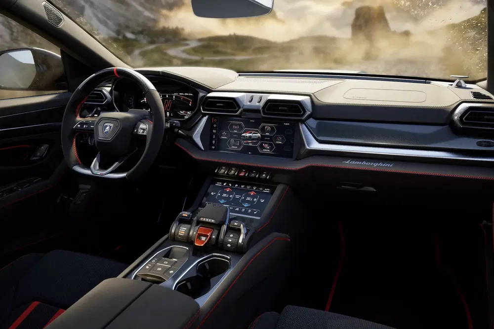 Intérieur de Lamborghini Urus avec tableau de bord moderne et vue montagne enneigée.