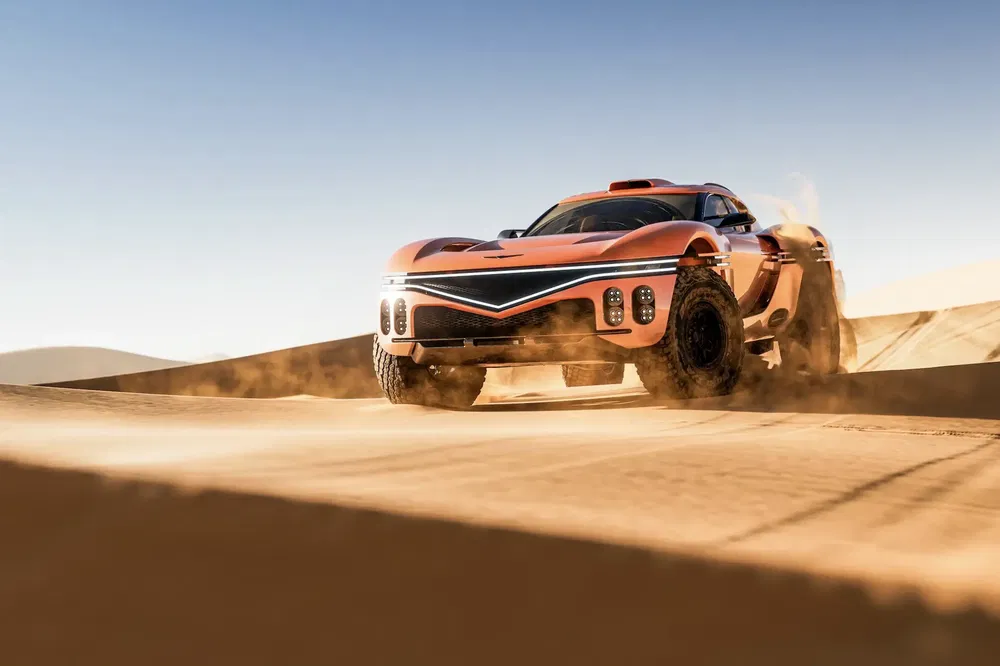 Voiture tout-terrain orange traversant les dunes de sable, éclairage LED modernisé.