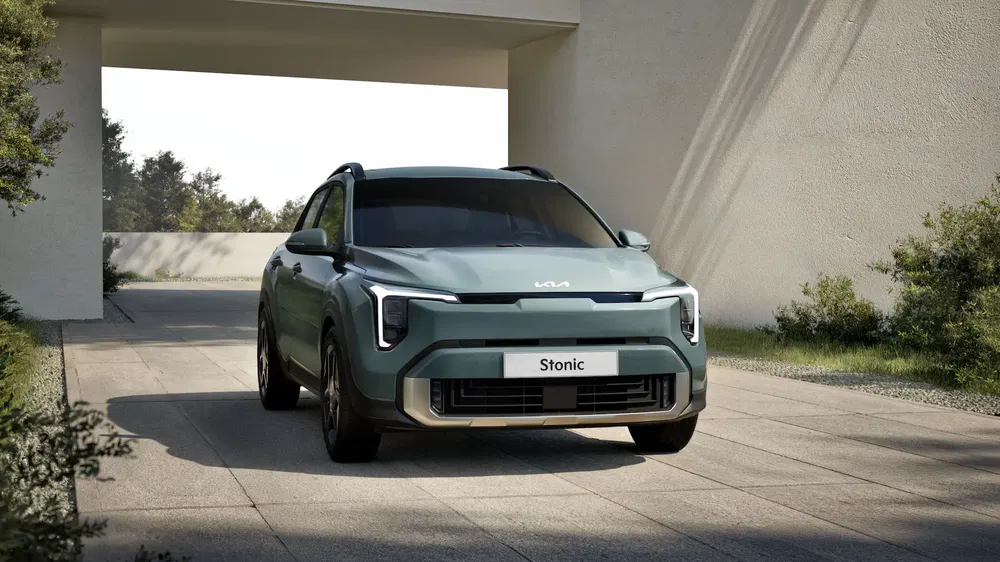 Moderne Kia Stonic SUV geparkeerd voor minimalistisch huis, subtiele natuurlijke verlichting.