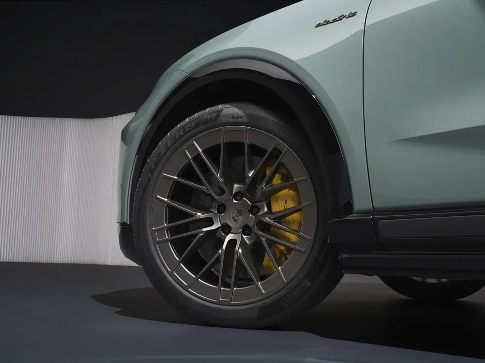 Porsche velg met gele remklauwen en prestatieband van dichtbij.