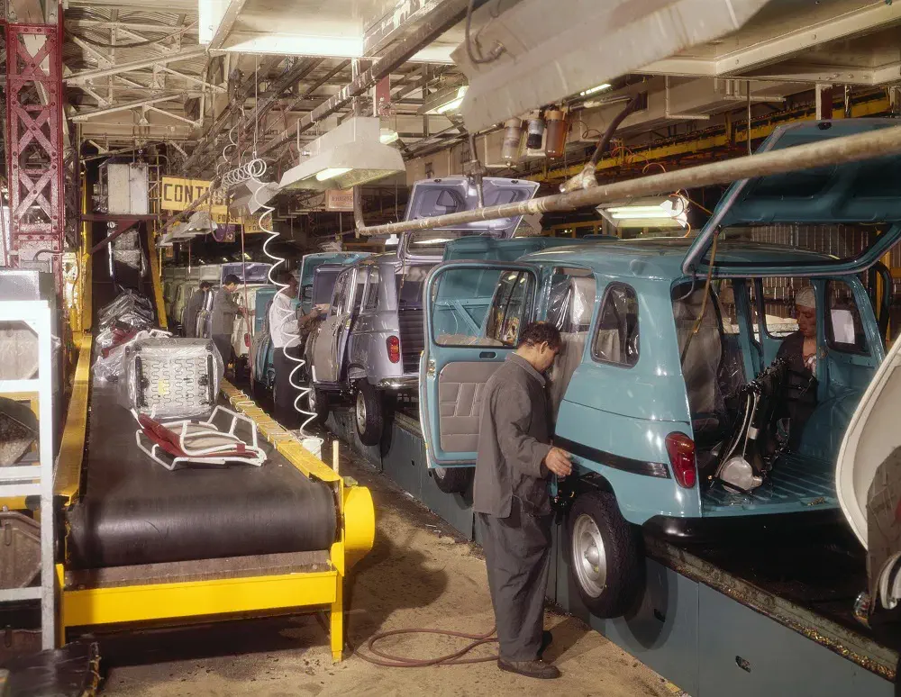 Renault autofabriek assemblagelijn, werknemers monteren verschillende modellen in de fabriek.