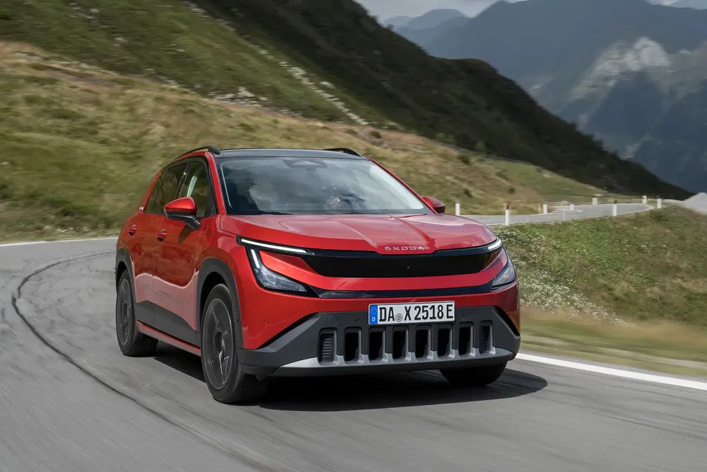 Skoda SUV rouge en montagne avec plaque allemande DA X 2518E, route sinueuse panoramique.