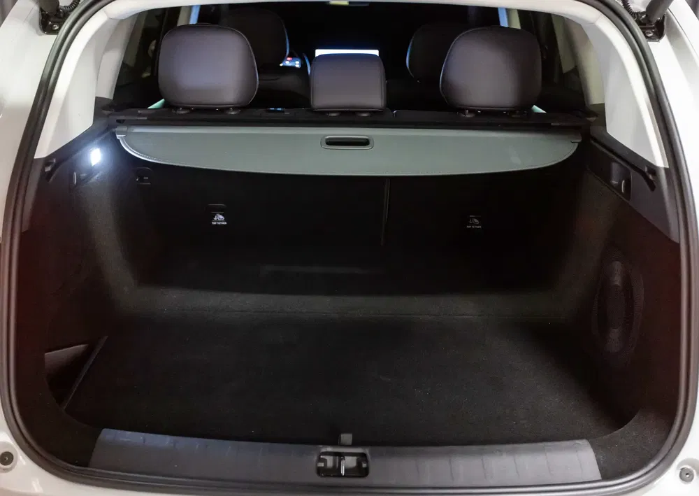 Ruime kofferbak van auto, neerklapbare stoelen, geïntegreerde LED-verlichting, ideaal voor opslag.