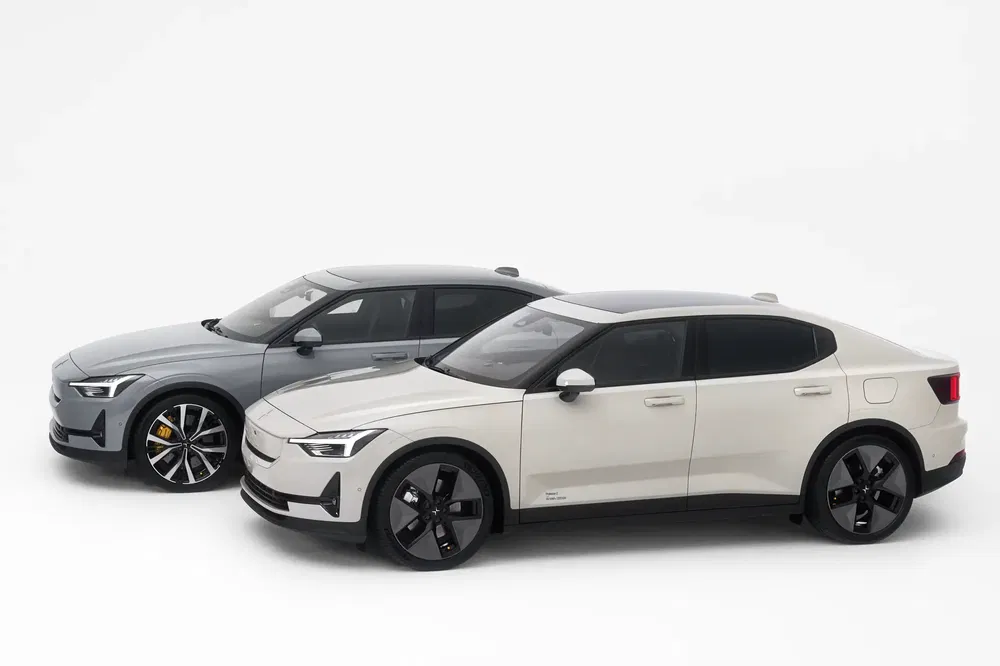 Deux modèles Polestar 2 modernes en gris et blanc sur fond blanc épuré.