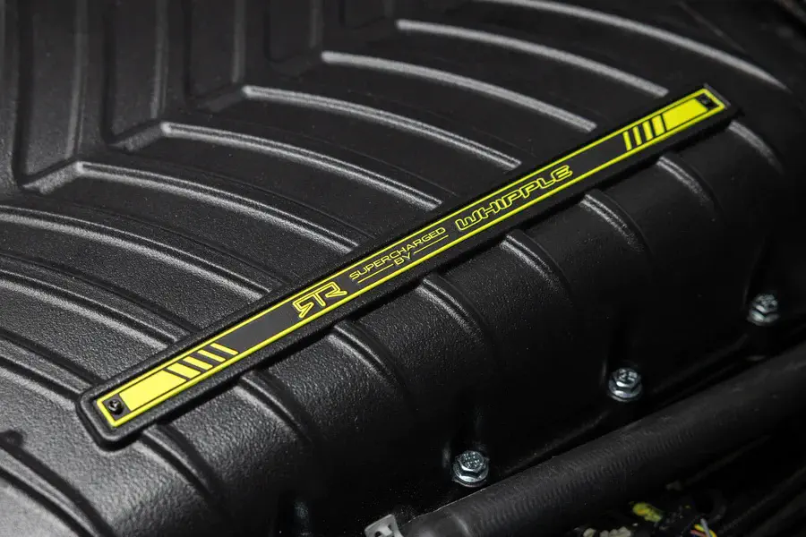 Capot moteur avec compresseur Whipple supercharged, plaque contrastée jaune et noire.