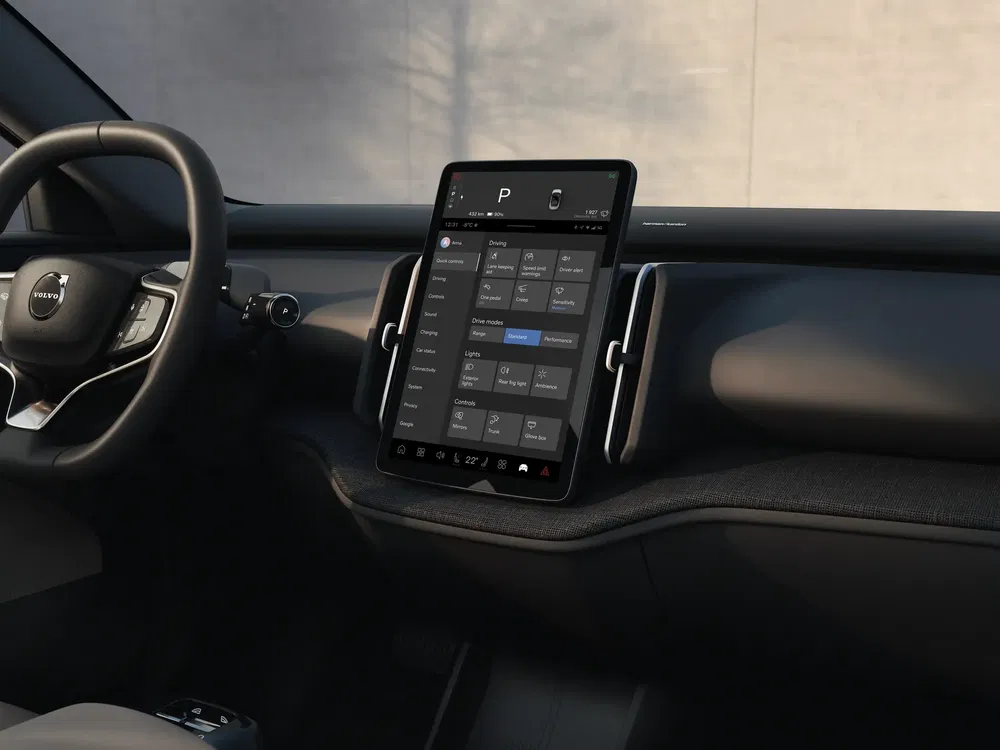 Intérieur de Volvo avec écran tactile central affichant les contrôles du véhicule moderne.
