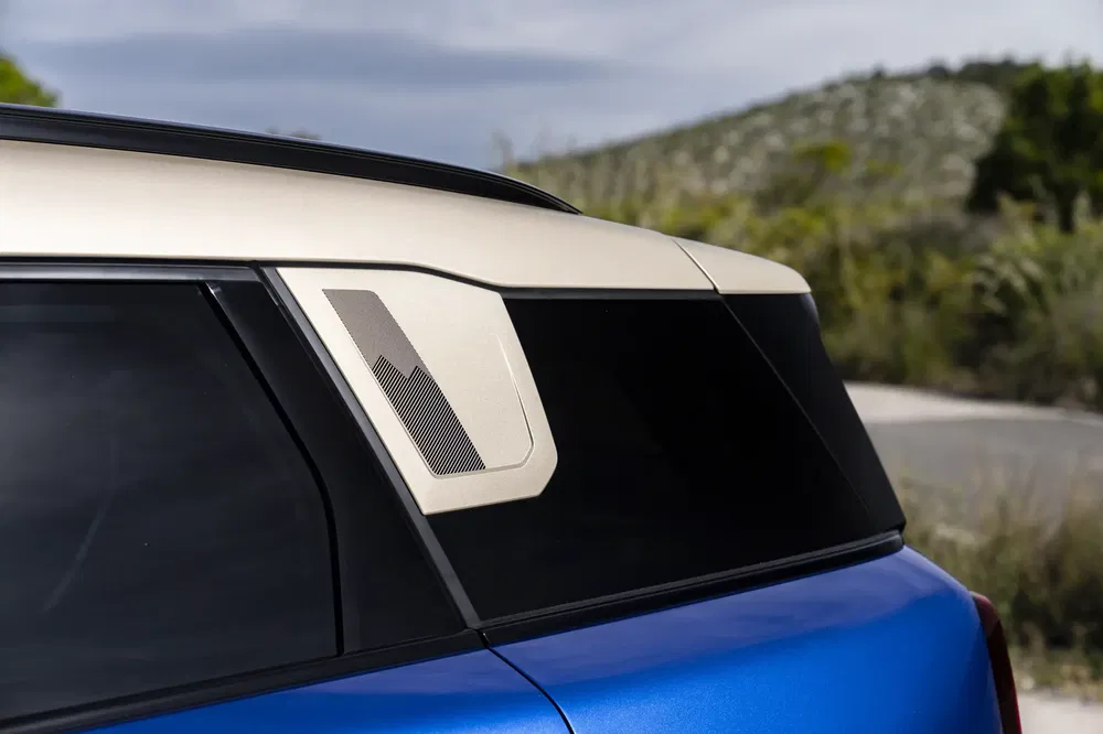 Détail du montant C d'une Peugeot, design moderne avec finition bicolore.