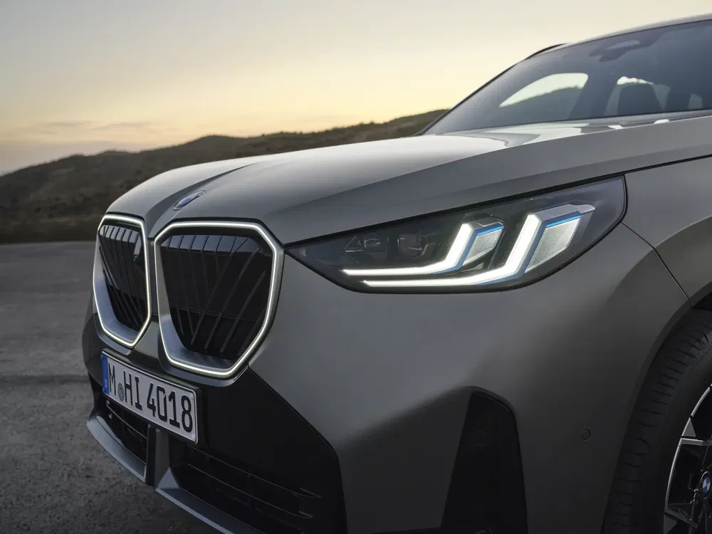 Gros plan des phares avant et de la calandre de la BMW X3.