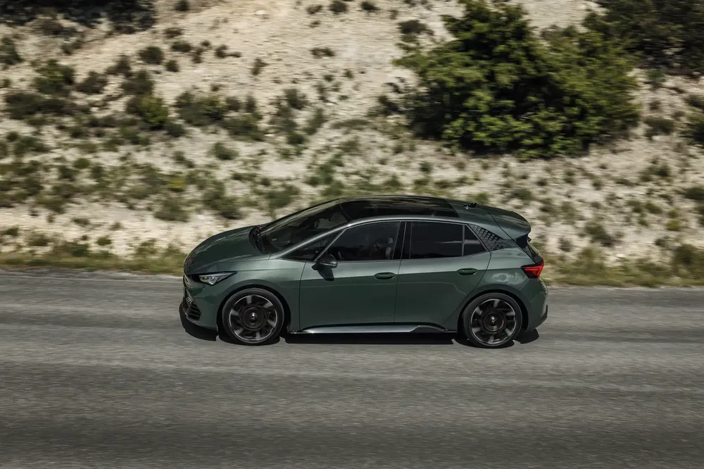 Elektrische Cupra Born op een weg, sportief en gestroomlijnd ontwerp.