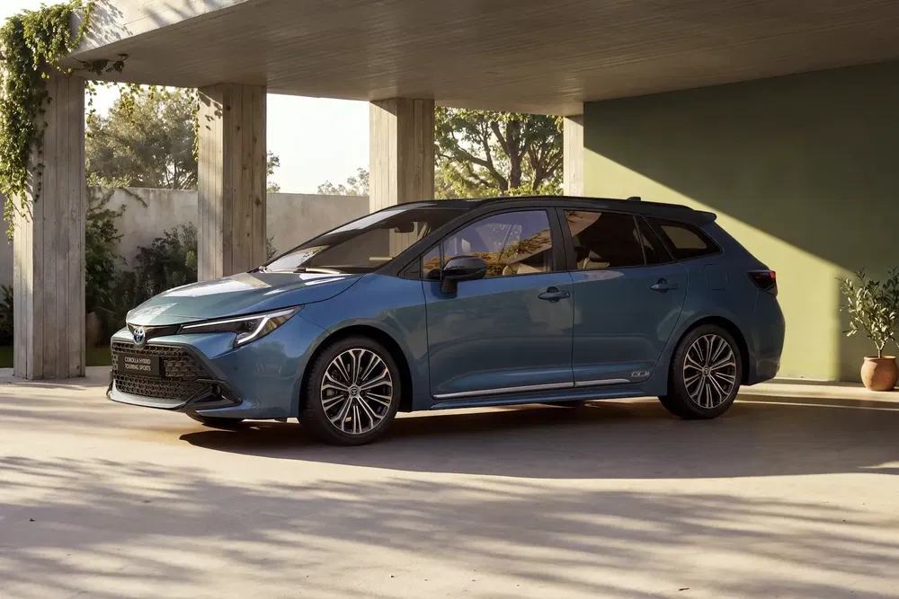 {"fr":"Toyota Corolla bleue stationnée sous un abri, design moderne et élancé.","nl":"Blauwe Toyota Corolla geparkeerd onder een afdak, modern en gestroomlijnd ontwerp."}