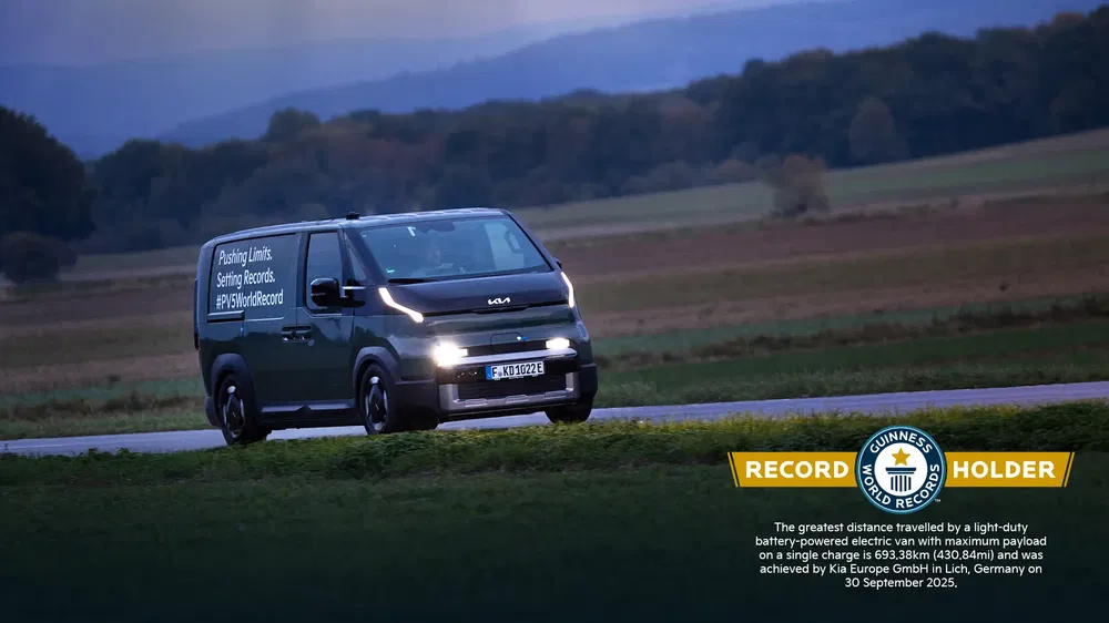 Kia EV van roulant sur route de campagne lors d'un record du monde Guinness.