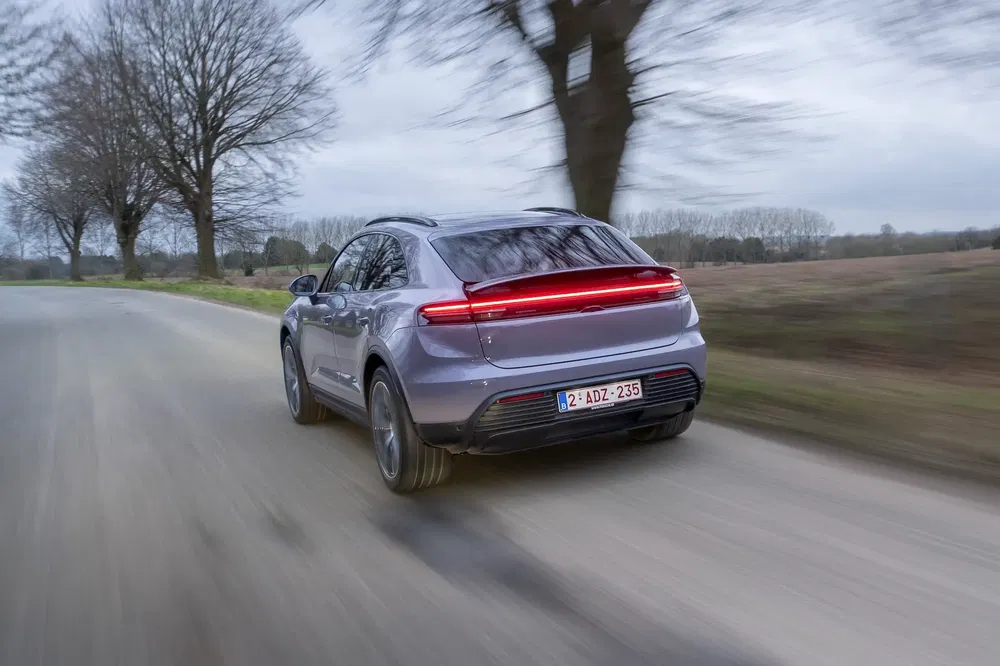 SUV électrique moderne sur route de campagne, feux arrière LED élégants visibles.
