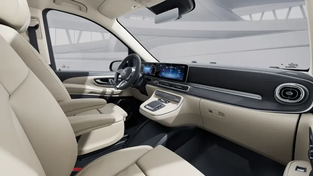 Moderne luxe-interieur van een Mercedes-Benz met crèmekleurige stoelen en digitaal dashboard.