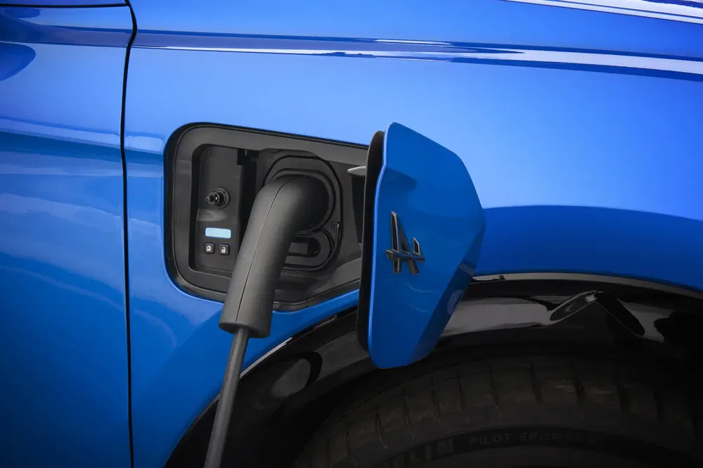 Prise de recharge pour Alpine électrique, couvercle du port en bleu vibrant.
