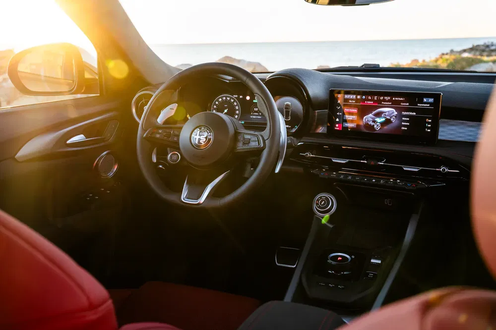 Intérieur de l'Alfa Romeo Tonale avec volant et tableau de bord numérique moderne.