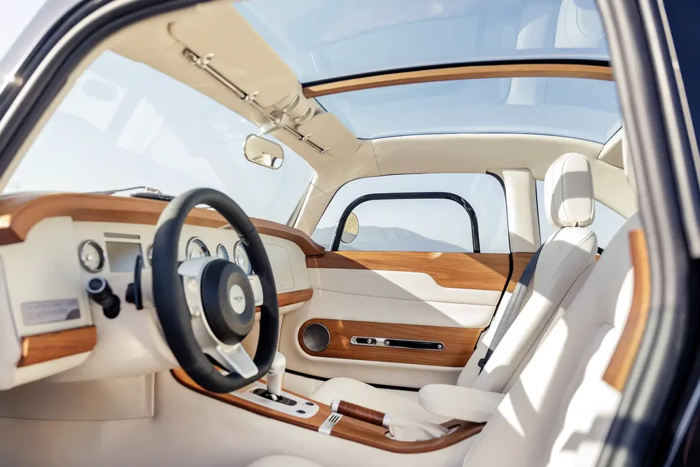 Intérieur de voiture moderne avec toit panoramique et finitions en bois élégant.