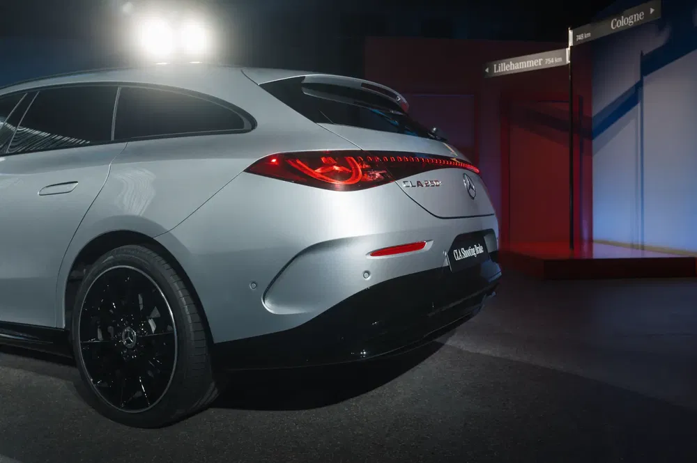 Achteraanzicht van een zilveren Mercedes CLA 250e met sportief en modern design.