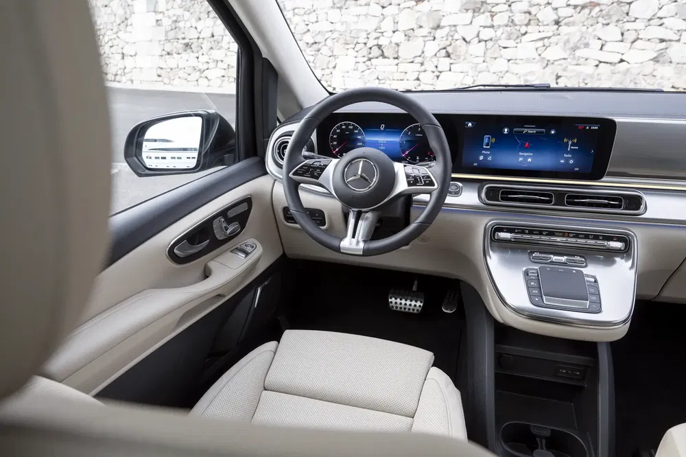 Moderne interieur van Mercedes met digitaal dashboard en multifunctioneel stuurwiel.