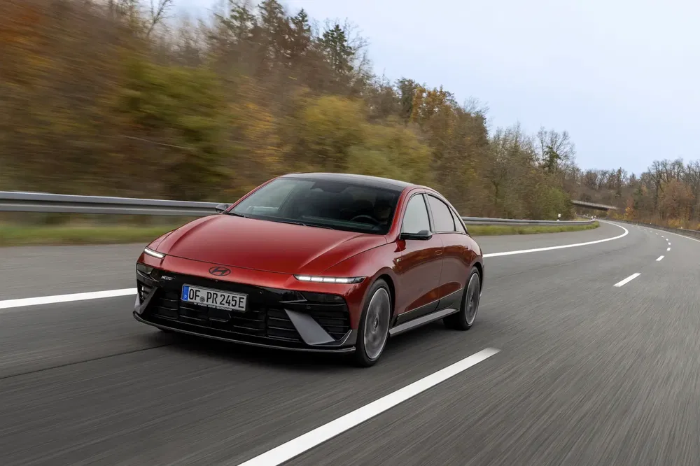 Hyundai Ioniq 6 rouge sur autoroute, design aérodynamique, fonçant à grande vitesse.