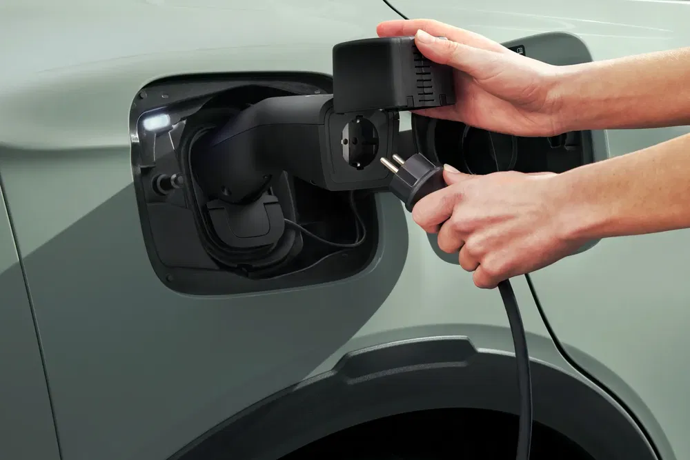 Opladen van een elektrische auto met een aangesloten laadkabel op de oplaadpoort.