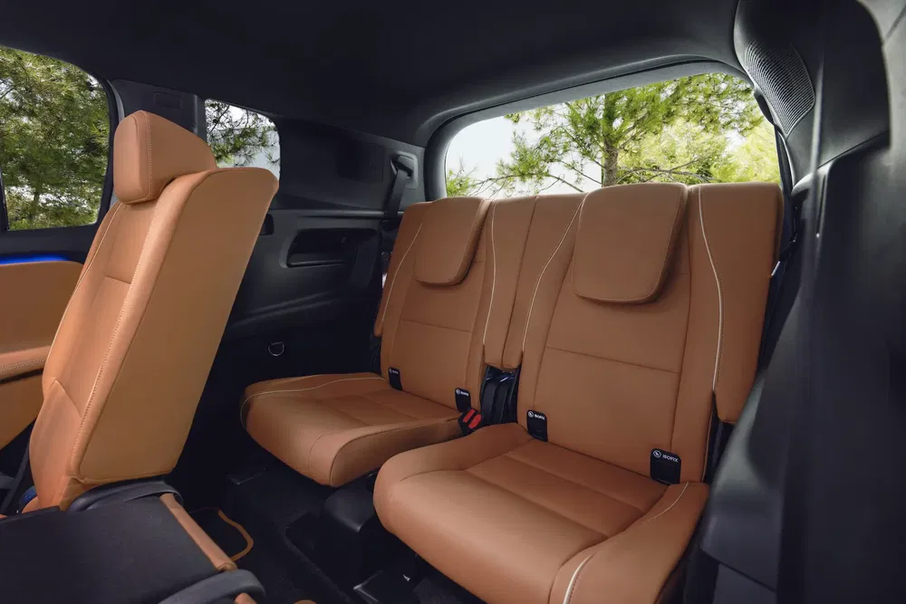 Sièges arrière en cuir marron d'un SUV Ford Explorer moderne.