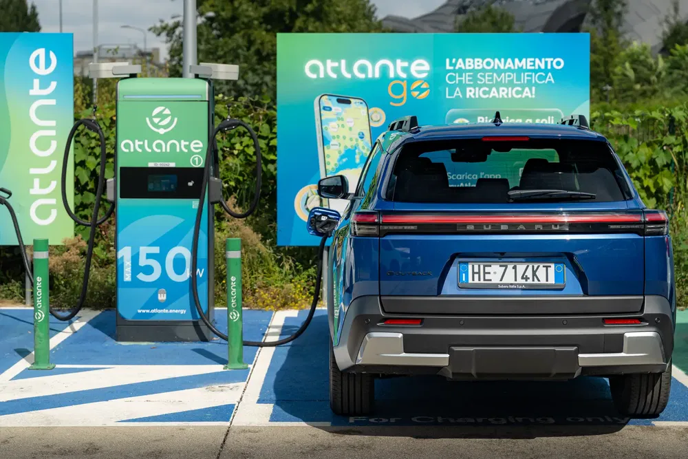 SUV Subaru électrique bleu recharge à station Atlante 150 kW en Italie.