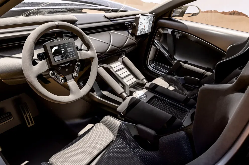 Intérieur futuriste de voiture, cockpit minimaliste avec écran numérique et volant rectangulaire.