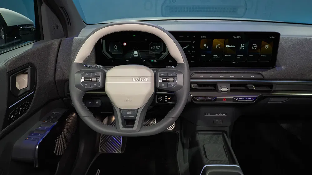 Intérieur d'une Kia avec volant moderne et écran de contrôle numérique haute technologie.