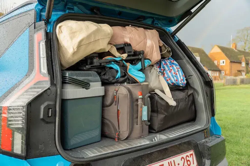 Kofferbak van een Dacia Spring vol met tassen en bagage, klaar voor reis.
