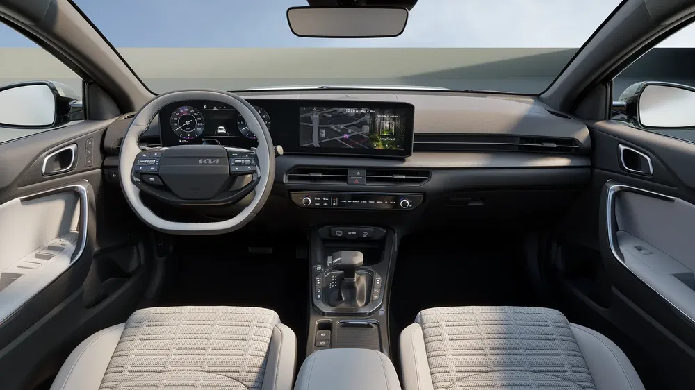 Intérieur moderne de la Kia K5 avec écran tactile et volant multifonction.