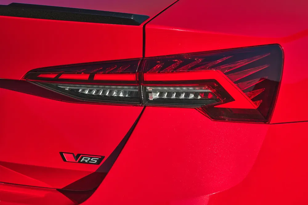 Feu arrière Skoda VRS rouge avec badge distinctif sur carrosserie brillante.
