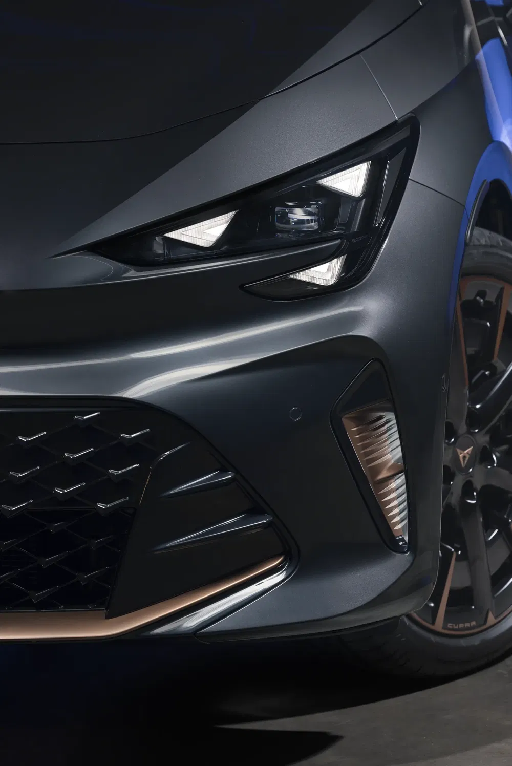 Gros plan du phare avant d'une voiture sport Cupra avec détails de grille et jante.