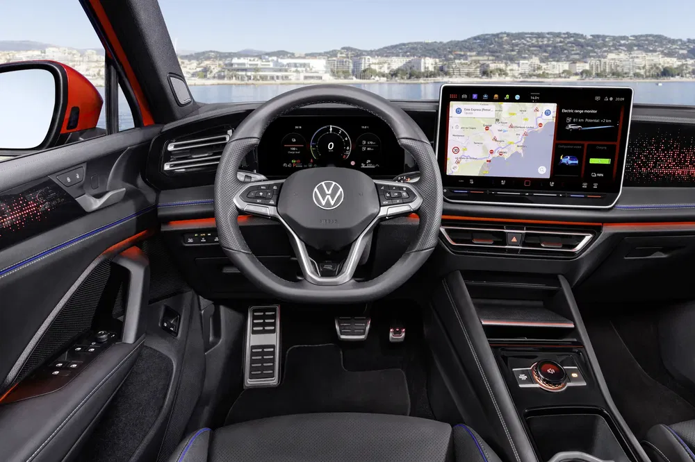 Intérieur moderne du Volkswagen ID avec tableau de bord numérique et écran multimédia grand format.