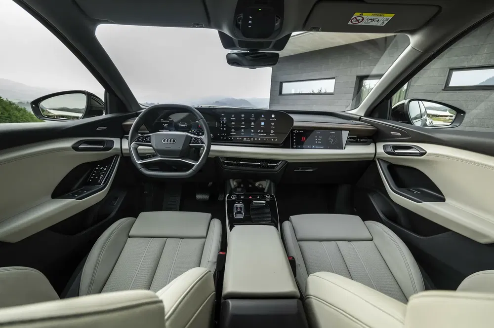 Moderne interieur van de Audi Q8 e-tron met digitaal dashboard en leren stoelen.