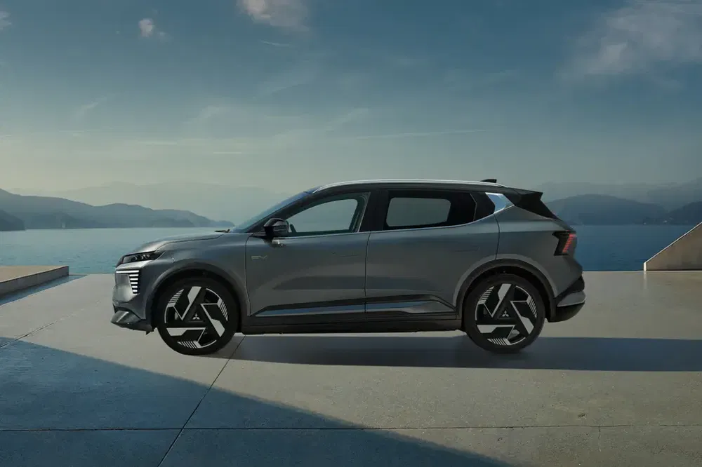 SUV électrique sur fond de lac et montagnes, design moderne et élégant.