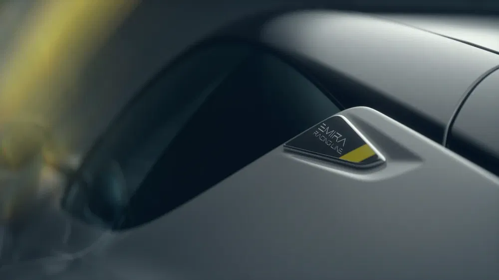 Détail du badge unique Lotus Eletre Fineline sur la carrosserie élégante d'une voiture.