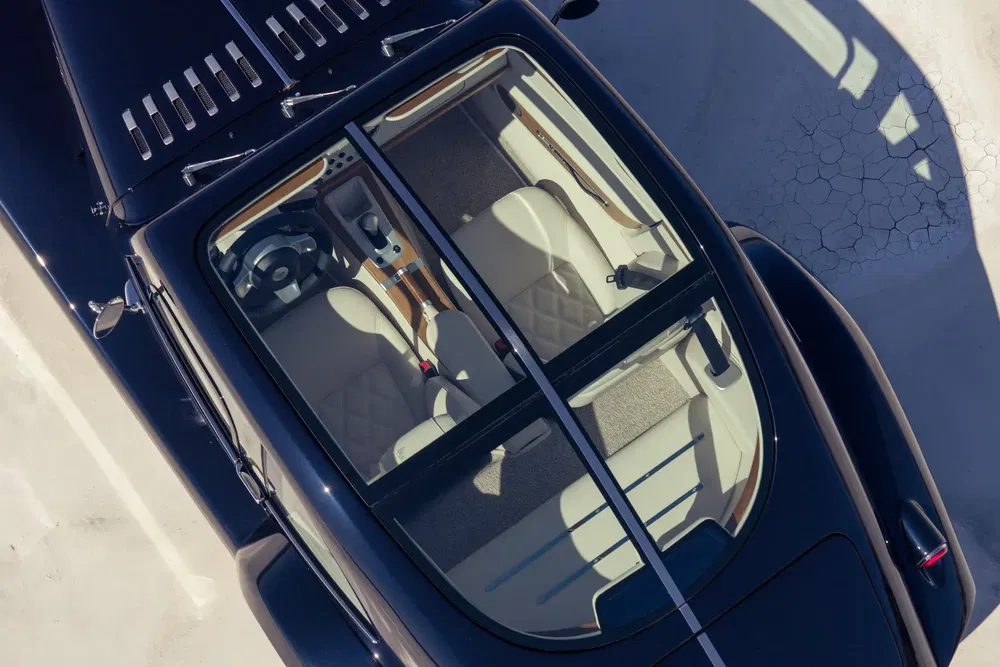 Vue aérienne d'une voiture de luxe avec intérieur beige et toit en verre panoramique.