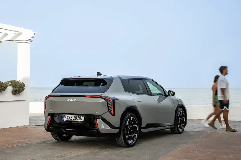 Kia EV9 grise garée près d'une promenade côtière, design moderne et élégant.