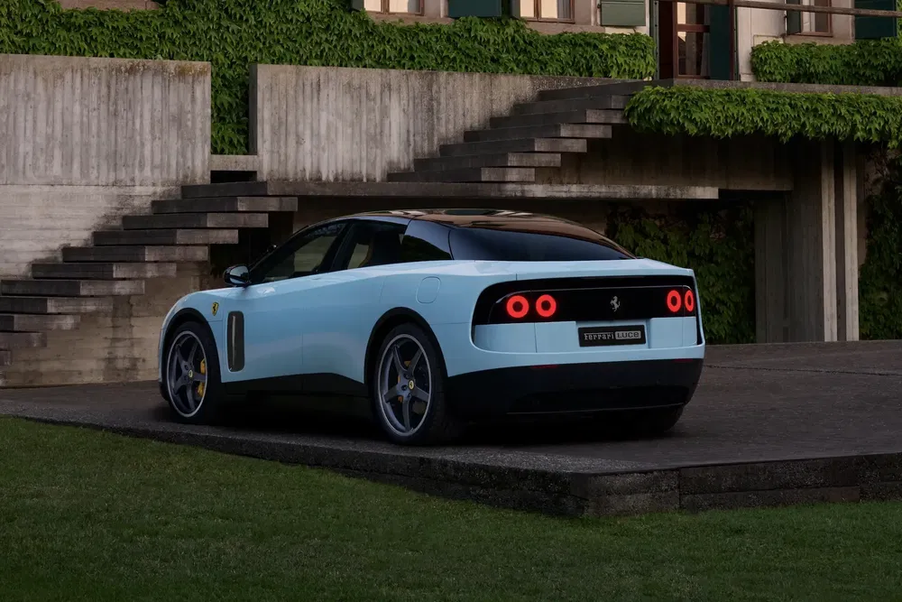 {"fr":"Ferrari moderne blanche stationnée devant une maison en béton élégante, design épuré.","nl":"Witte moderne Ferrari geparkeerd voor een stijlvolle betonnen woning, strak ontwerp."}