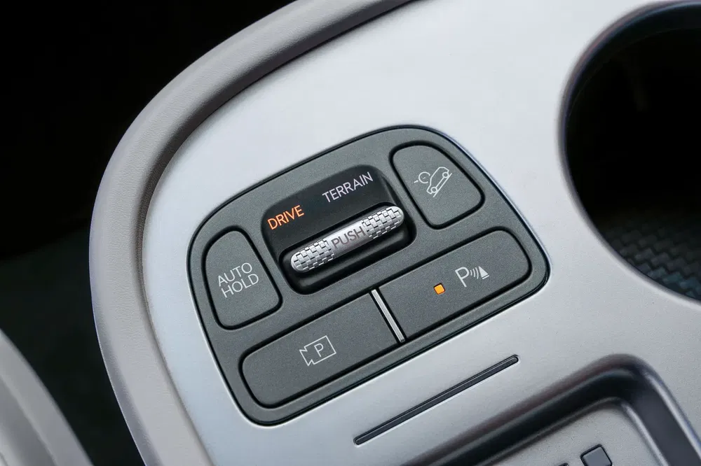 Boutons de commande de terrain et de conduite dans une voiture moderne, avec options Auto Hold.