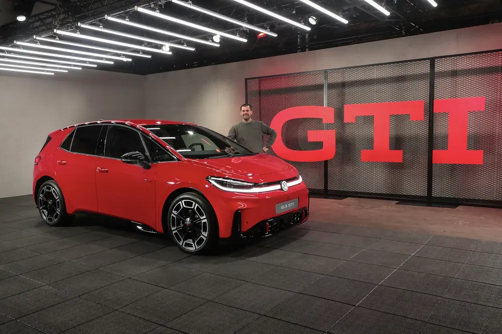 Nouvelle Volkswagen ID. GTI rouge exposée dans un showroom moderne avec panneaux lumineux.