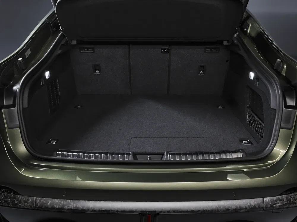 Ruime kofferbak van een auto met stevige bumpers en royale laadruimte.