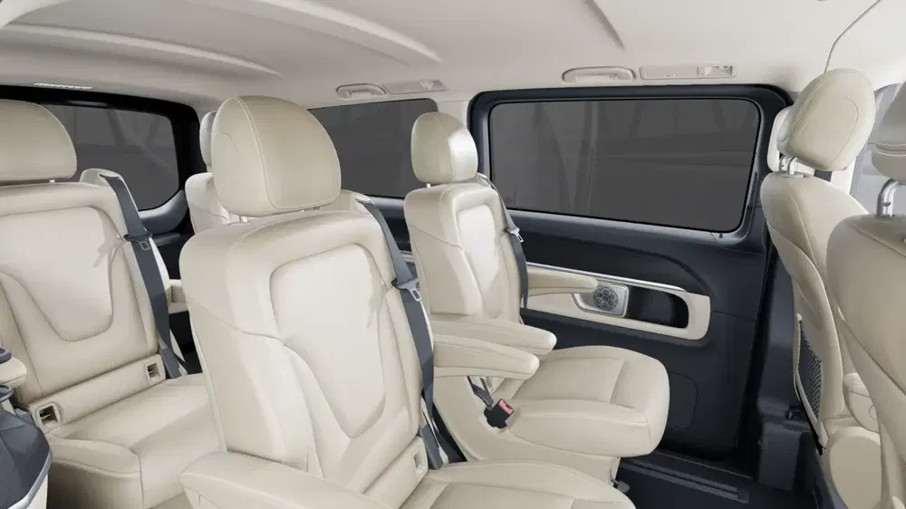 Volvo interieur, beige lederen stoelen, multifunctionele opstellingen voor ruimte en comfort.