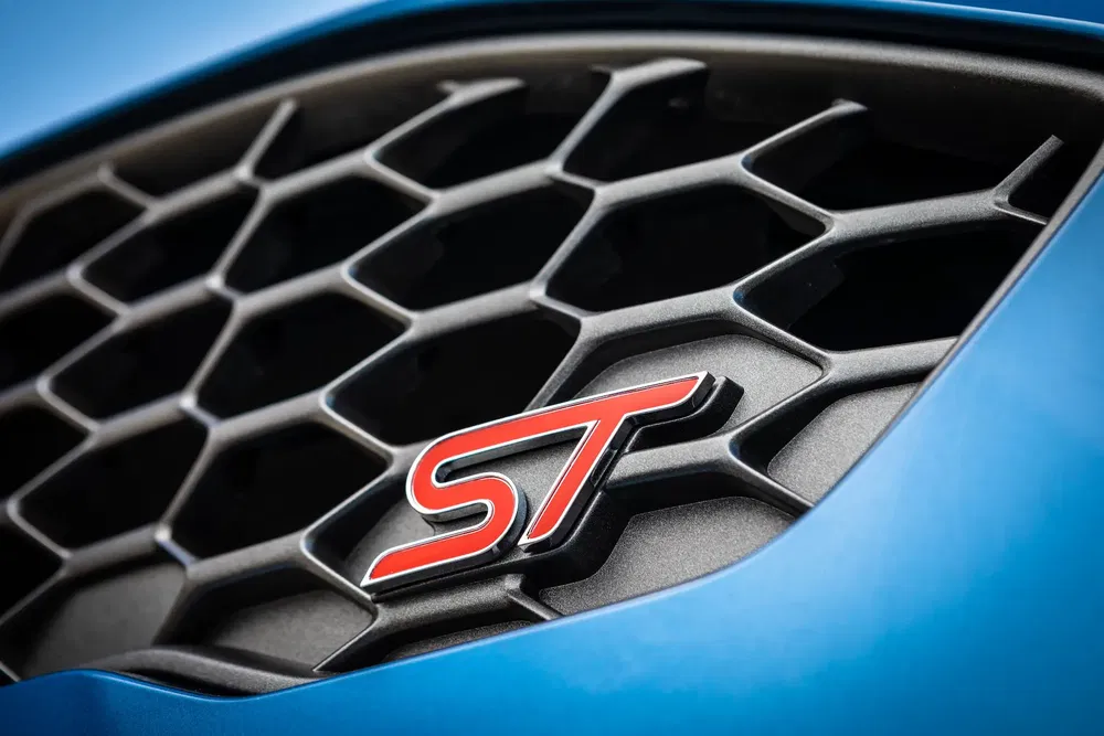Calandre en alvéoles Ford avec logo ST rouge, voiture sportive performance.