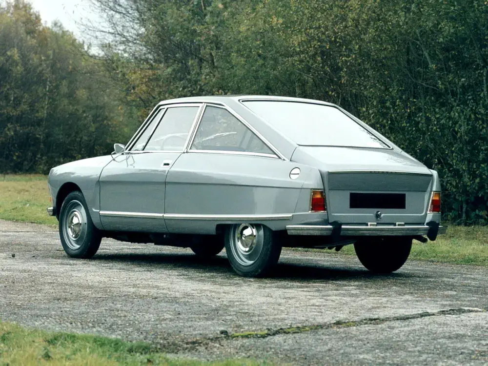 Prototype Citroën GSA couleur grise, vue arrière sur route de campagne.
