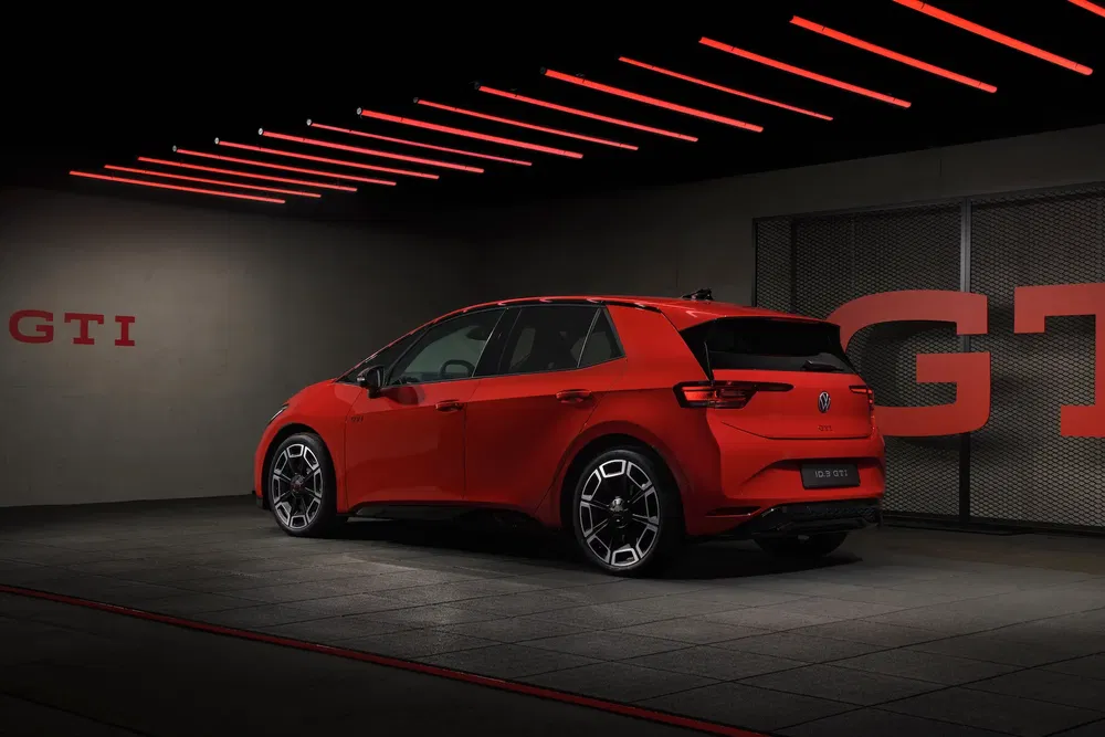 Volkswagen ID.3 GTI rouge dans un garage moderne avec éclairage LED rouge.