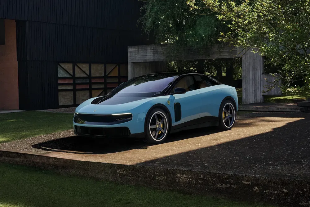 Concept car Lancia futuriste bleu garé à l'extérieur d'un bâtiment moderne.